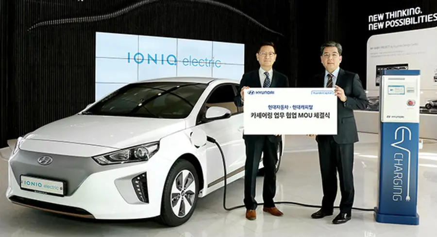 ◇지난해 4월 현대자동차-현대캐피탈, 전기차 중심 카셰어링 MOU 체결식 후 기념촬영을 한 장재훈 사장(우측). 사진: 현대차
