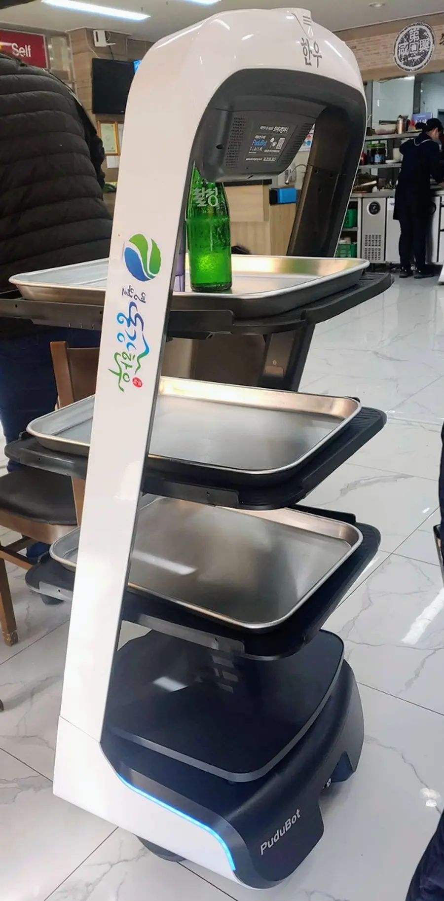 ◇영월 동강한우 매장에서 서빙을 하고 있는 '딜리 플레이트'