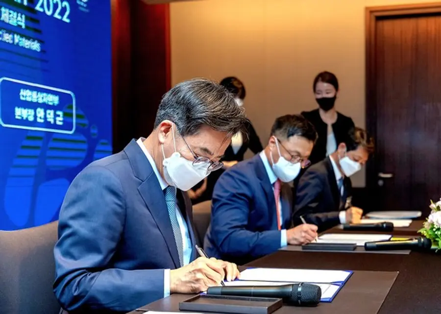 ◇김동연 경기도지사가 서명하고 있다.(사진: 경기도)