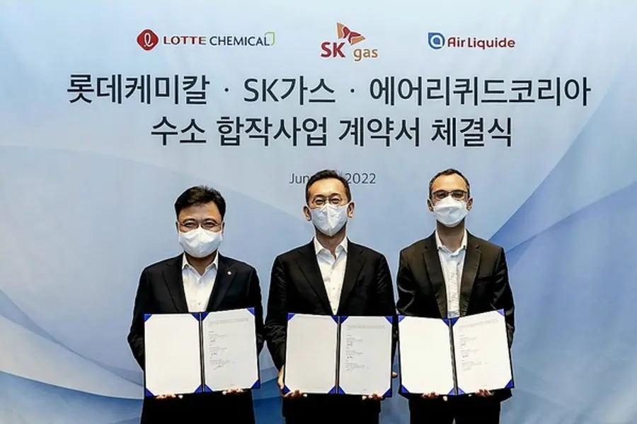 ◇지난 6월 2일 SK가스, 롯데케미칼, 에어리퀴드코리아는 2일 오전 3자간 수소 합작법인 설립 계약을 체결했다. 왼쪽부터 롯데케미칼 황진구 기초소재사업 대표, SK가스 윤병석 대표, 에어리퀴드코리아 니콜라 푸아리앙 대표. (사진:SK가스)