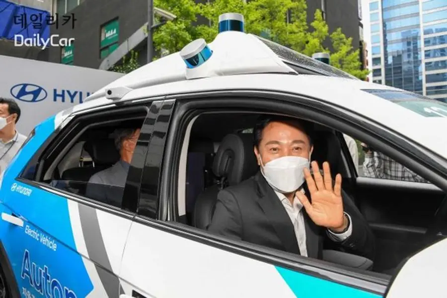 오세훈 서울시장이 현대차 아이오닉 5 자율주행차 탑승하고 포즈를 취하고 있다(사진 서울시)