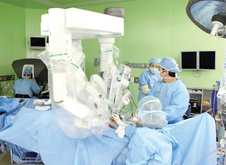  * 의료용 로봇 도움을 받아 담낭 수술하는 모습. 사진 : 고려대 병원
