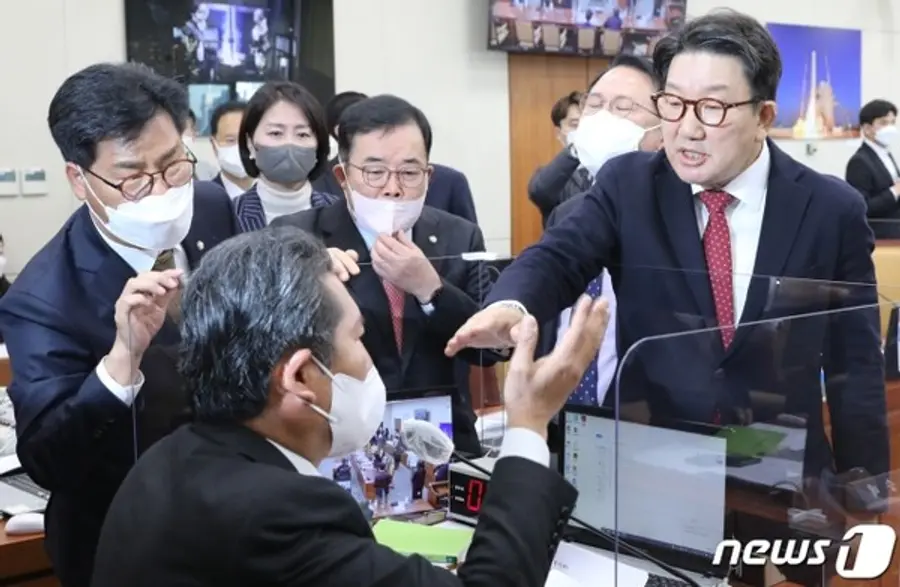  이달 2일 서울 여의도 국회에서 열린 과학기술정보방송통신위원회 전체회의에서 국민의힘 의원들이 정청래 위원장의 방송법 개정안 관련 찬반 토론 종료에 항의하고 있다. 