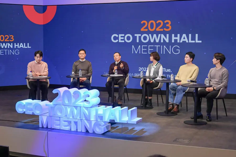  조성환 현대모비스 사장(왼쪽 세번째)이 17일 열린 현대모비스 ‘CEO 타운홀 미팅’에서 임직원 패널들과 이야기를 나누고 있다.