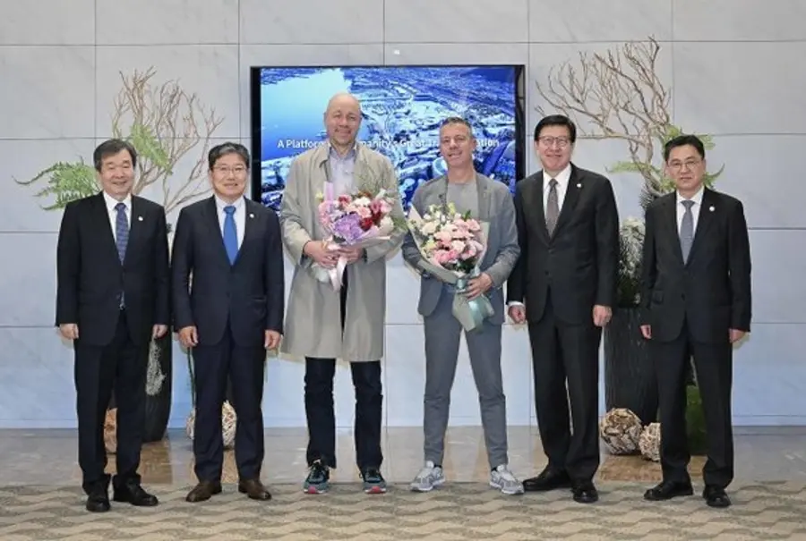 * 윤상직 2030세계박람회유치위원회 사무총장과 박형준 부산시장을 비롯한 주요 관계자 등이 지난 2일 오후 인천국제공항 귀빈실에서 2030월드엑스포 개최 후보지 부산을 실사하기 위해 방한 한 국제박람회기구(BIE) 실사단 파트릭 슈페히트(Patrick Specht) BIE 행정예산위원장인 단장과 디미트리 케르켄테즈(Dimitri S. Kerkentzes) BIE 사무총장, 케빈 아이작(Kevin Isaac) 세인트키츠네비스 대표, 마누엘 잘츠리(Manuel Salchli) 스위스 대표, 페르디난드 나기(Ferdinand Nagy) 루마니아 대표 등을 영접하고 있다. 왼쪽부터 최재철 주불대사, 윤상직 2030세계박람회유치위원회 사무총장, 파트릭 슈페히트(Patrick Specht) 실사단장, 마누엘 잘츠리(Manuel Salchli) 스위스 대표, 박형준 부산시장, 김윤일 대통령실 미래정책비서관. (산업통상자원부 제공) 