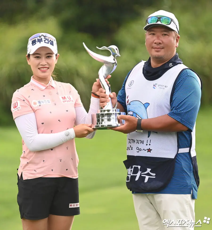 * 작년 여름 지한솔 선수와 우승컵을 맞잡은 윤두상 캐디. 