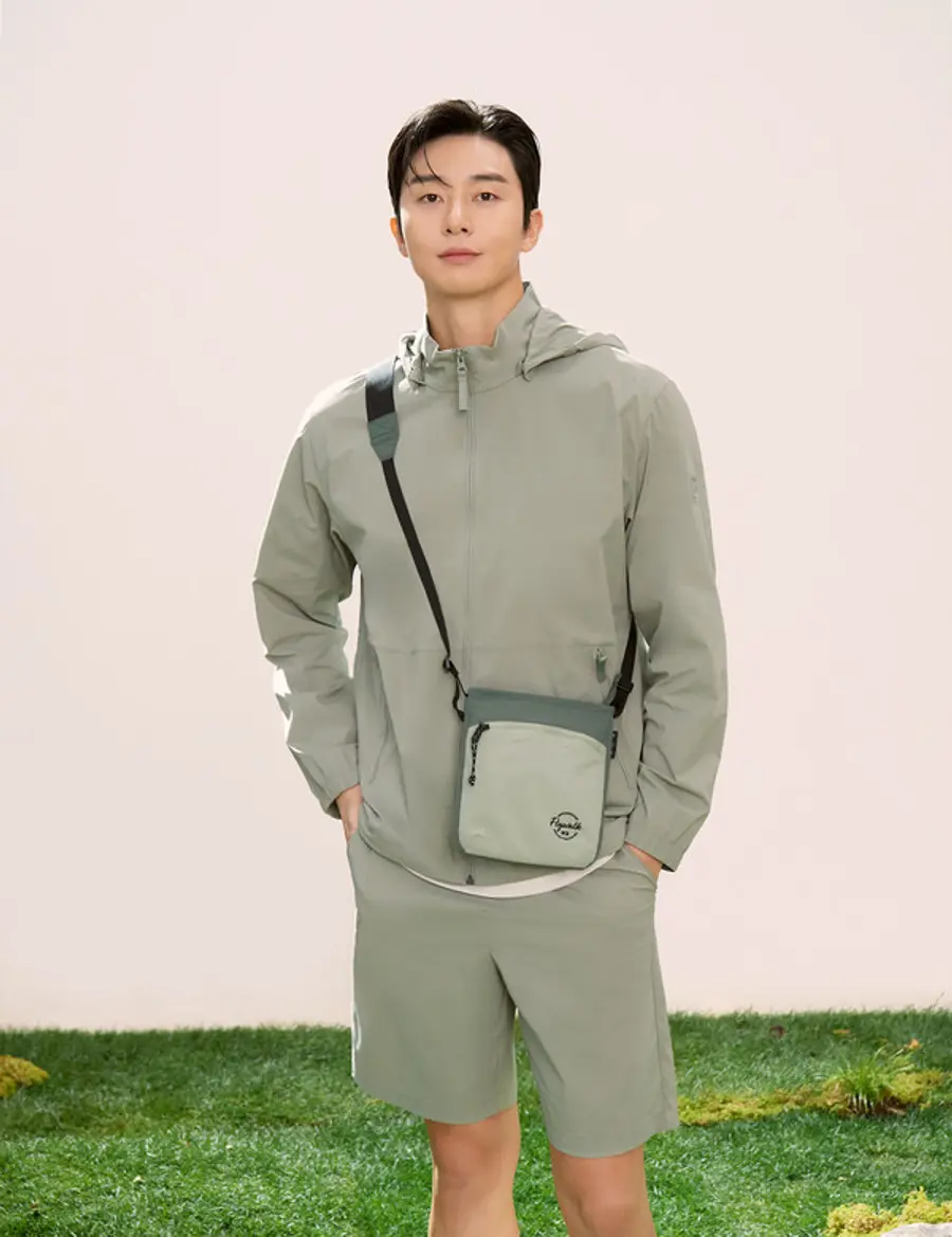 아웃도어 셋업 '플라이슈트 온스'를 입은 배우 박서준(사진제공. K2) 