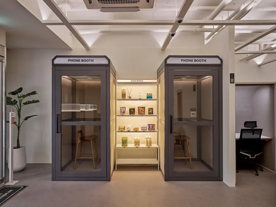 집무실 영등포점에 설치된 공중전화 모양의 폰부스(사진제공. KT에스테이트)