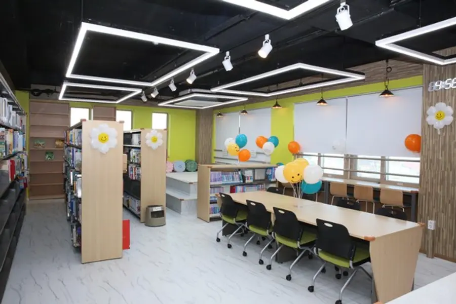 연평초등학교에 조성된 포레나.에코세코미 도서관(사진제공. 한화건설)