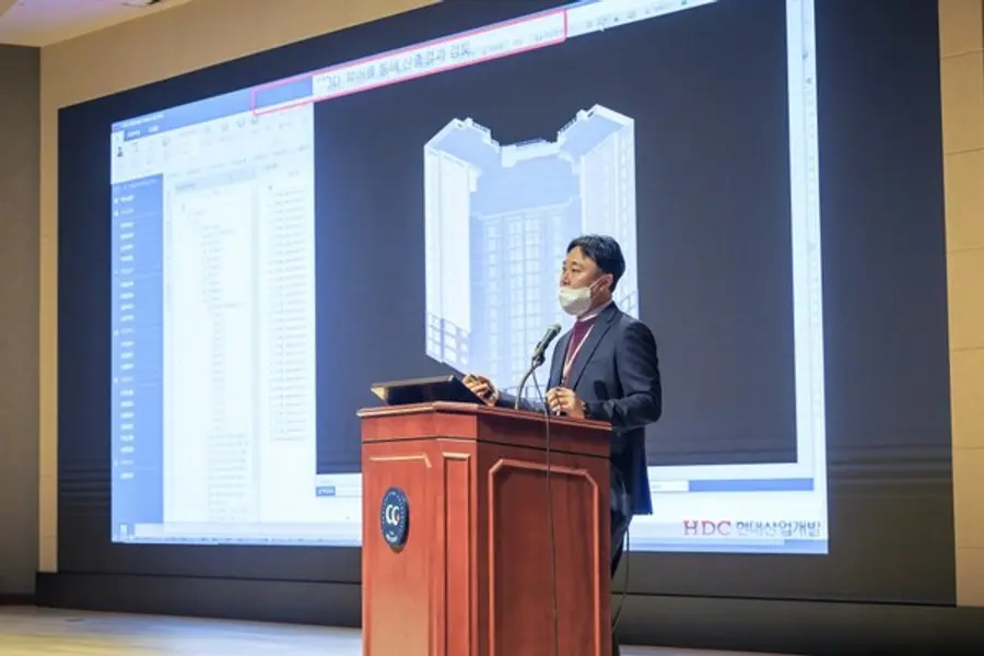2022 BuildSmart Conference에서 ‘HEB 적용과 향후 방향’에 대해 발표하는 강민석 HDC현대산업개발 구조설계팀장.(사진제공. HDC현대산업개발)