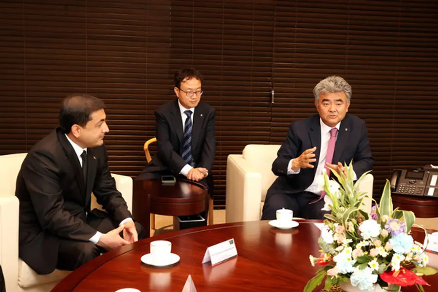 대우건설 회장(오른쪽)이 을지로 대우건설 본사에서 투르크메니스탄 경제사절단과 면담하고 있다. (사진제공. 대우건설)