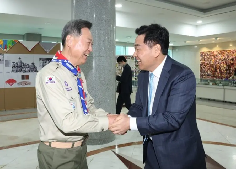  * 지난 4월 있었던 새만금 세계잼버리 성공개최를 위한 범국민 홍보단 출범식에서 김관영 전북도지사와 강태선 (사)한국스카우트연맹 총재가 서로 인사하고 있다. 강 총재는 이번 대회 공동조직위원장을, 김 지사는 집행위원장을 각각 맡았다. 