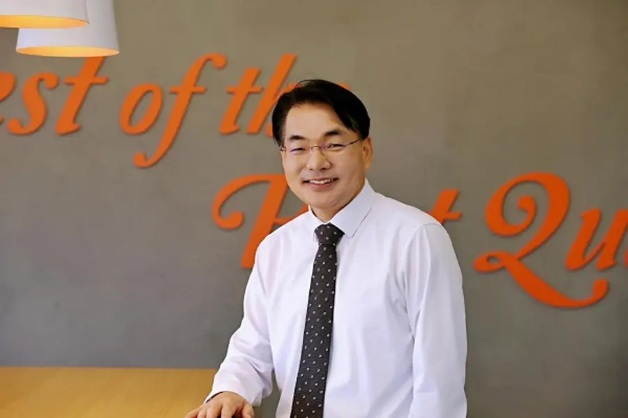  *정승욱 전 휠라코리아 대표가 BBQ 대표이사 취임 다섯달만에 지난 2월 석연치 못한 이유로 자진사퇴했다. 그는 윤 회장을 대신해 지난해 10월 국감 증인으로 나섰다.