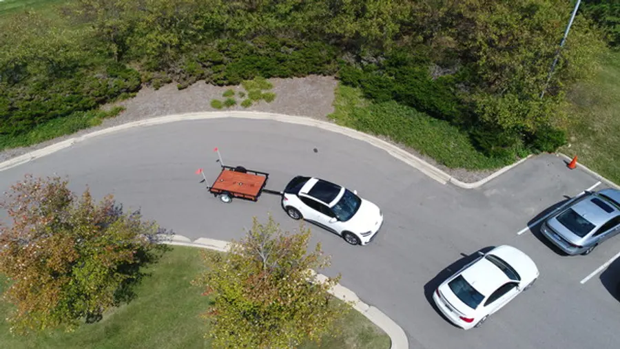 현대모비스가 북미 특화 기술로 개발한 트레일러 후방주행 보조시스템(TRA, Trailer Reverse Assistance) 시연 장면.(사진=현대모비스)