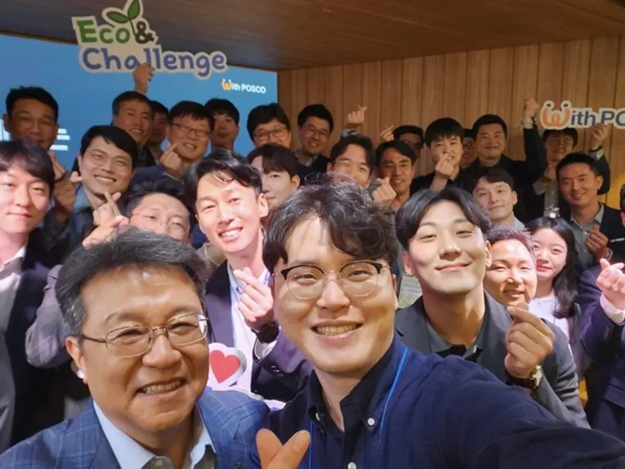 한성희 사장이 지난 5월 열린 토크콘서트에서 직원들과 함께 한 모습 (사진제공. 포스코이앤씨)