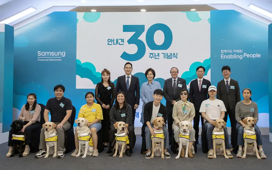19일 용인 삼성화재 안내견학교에서 새롭게 활동을 시작하는 안내견들과 시각장애인 파트너, 관계자들이 기념 촬영을 하고 있다. (뒷줄 왼쪽부터) 김예지 국민의힘 의원, 이재용 삼성전자 회장, 홍라희 前 삼성미술관 리움 관장, 윌리엄 손튼(William Thornton) 세계안내견협회장, 홍원학 삼성화재 사장, 박태진 삼성화재안내견학교 교장