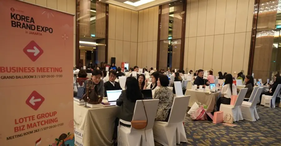  * 롯데는 코트라와 지난 5일 대한민국 브랜드 엑스포 in 자카르타를 개최했다. 사진은 B2B 수출상담회 상담 모습.