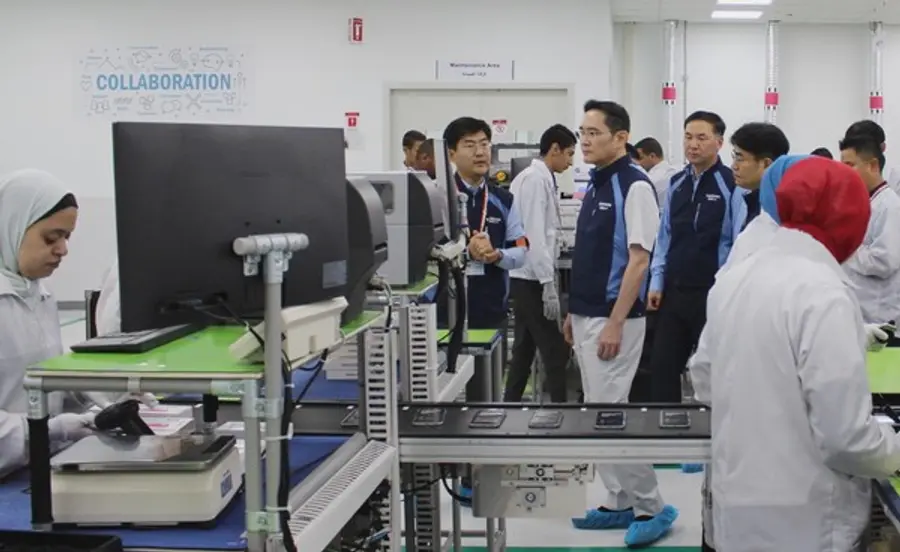 이재용 삼성전자 회장이 1일(현지시간) 이집트 중부 베니수에프주(州)에 위치한 삼성전자 TV·모바일 공장을 찾아 가동 현황을 점검했다. 