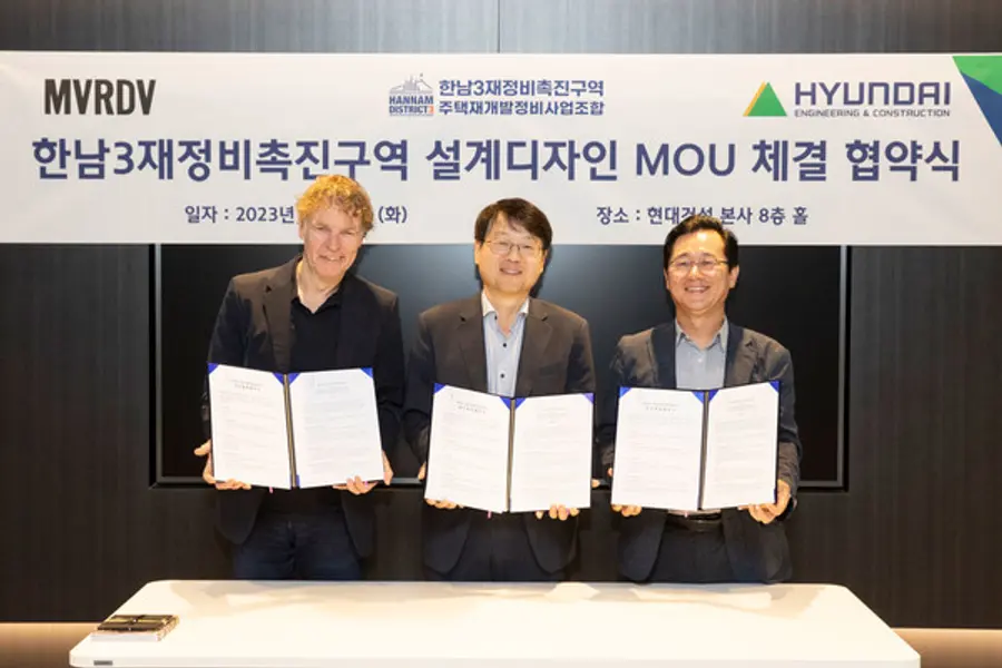 사진 왼쪽부터 MVRDV 위니 마스 대표, 한남3재개발조합 조합장, 이인기 현대건설 건축주택설계실장이 업무협약을 체결하고 기념촬영을 하고 있다. (사진제공. 현대건설)