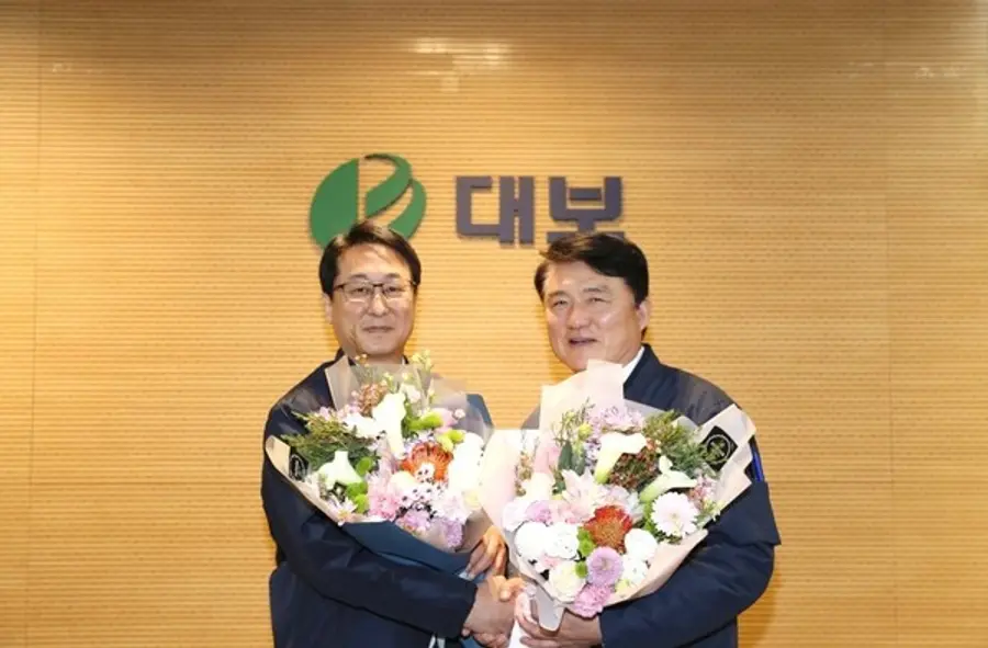 2022년 11월 대보건설 대표이사 이취임식에서 꽃다발을 건네며 서로를 격려하고 있는 김원태(왼쪽), 정광식 전 대표이사 (사진출처. 대보그룹 블로그)