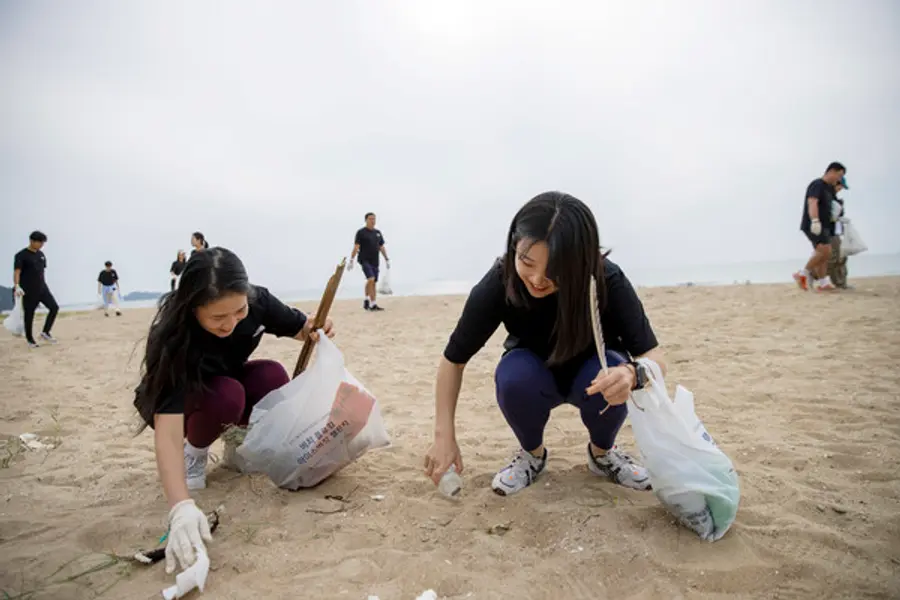 꽂지해변에서 플로깅을 하는 참가자들 (사진제공. 호반그룹)