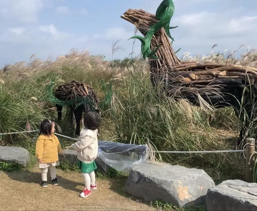 산불피해목과 철재로 만들어진 숲의 정령. (출처. 서울시)