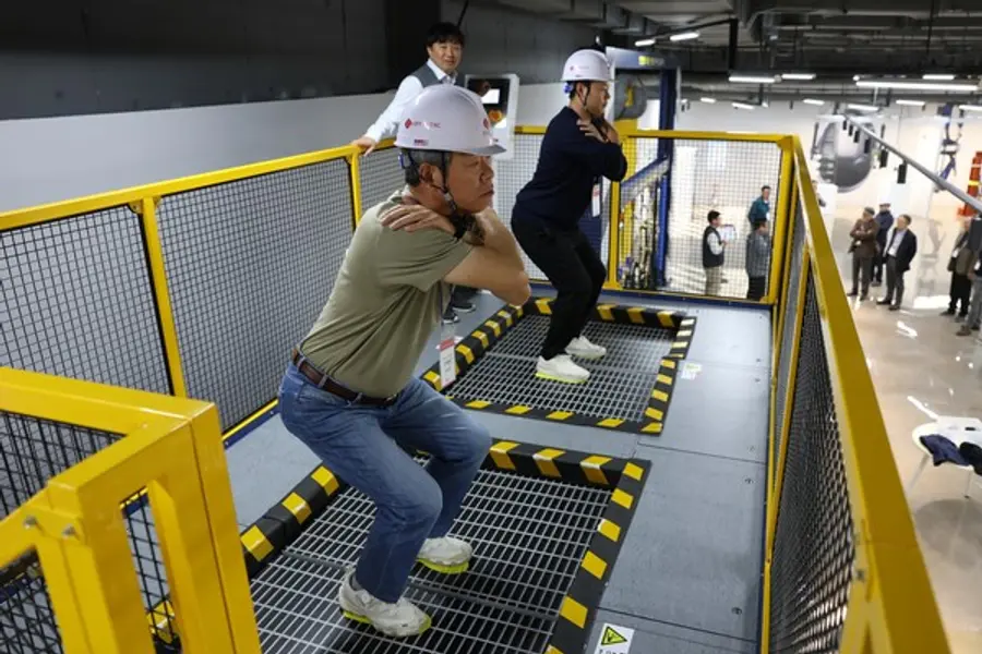 롯데건설 안전체험관 ‘Safety ON’에서 파트너사 CEO들이 안전체험을 진행하고 있다. (사진. 롯데건설)