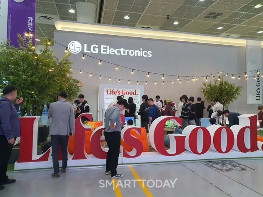 'Life is Good'이라는 LG 슬로건을 보여준다.