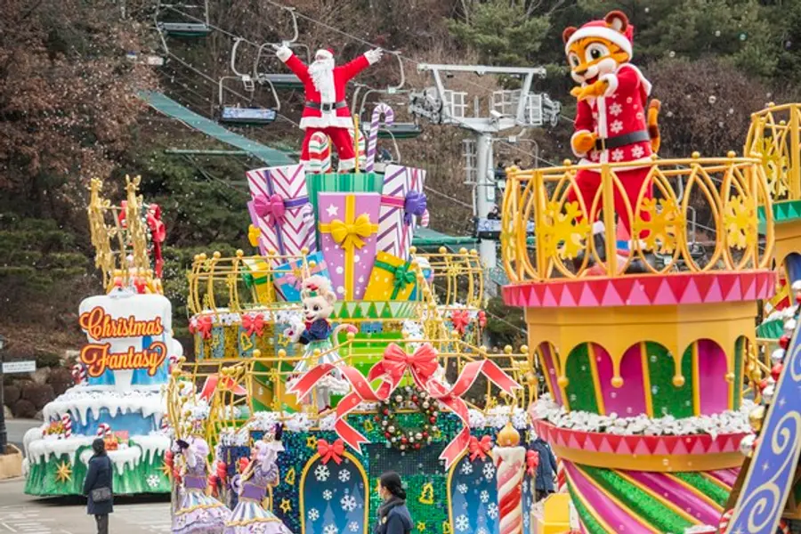 신나는 캐럴에 맞춰 하얀 눈을 흩날리며 행진하는 '블링블링 X-mas 퍼레이드'