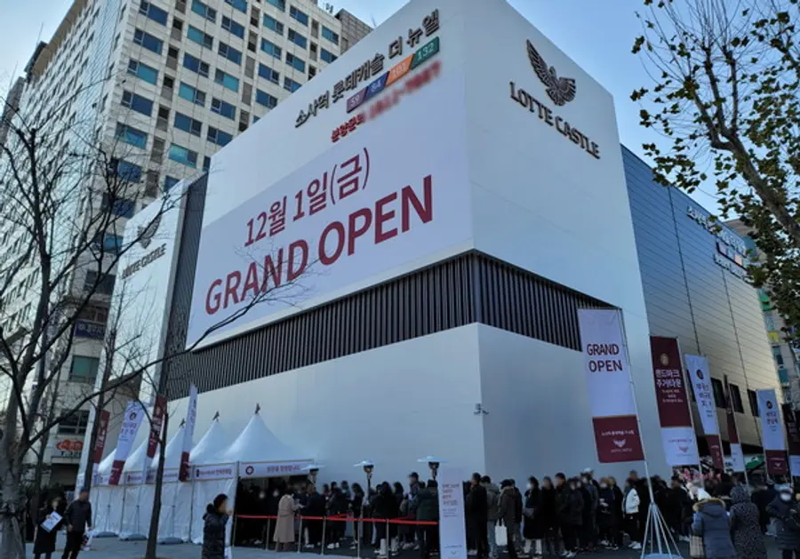 소사역 롯데캐슬 더 뉴엘 견본주택에 들어가려는 사람들 때문에 길게 대기줄이 세워졌다. (사진. 롯데건설)