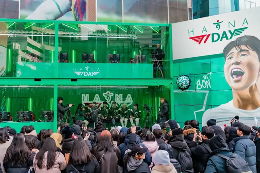 T1 선수들이 하나 플레이 파크에서 진행한 '하나T1데이' 이벤트에 참석해 인터뷰 토크쇼를 진행하고 있다.