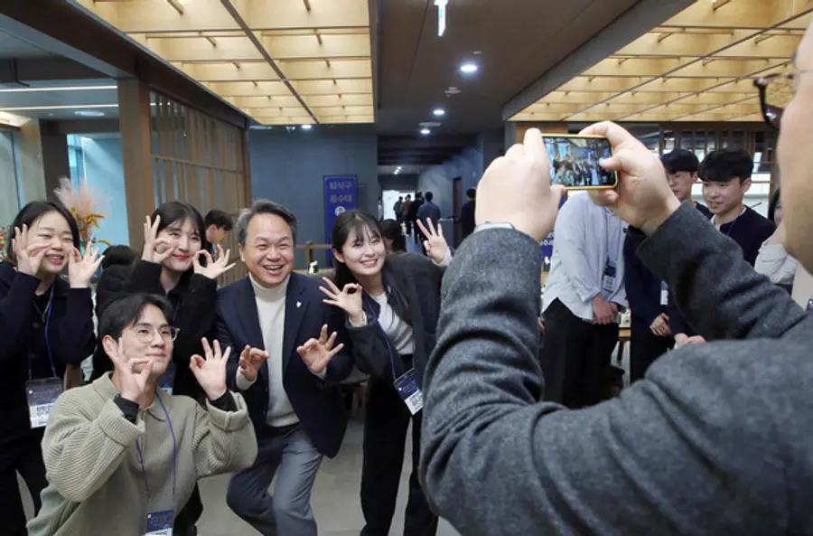 진옥동 회장(왼쪽 3번째)이 신입사원들과 기념사진을 찍었다. [출처: 신한금융그룹]