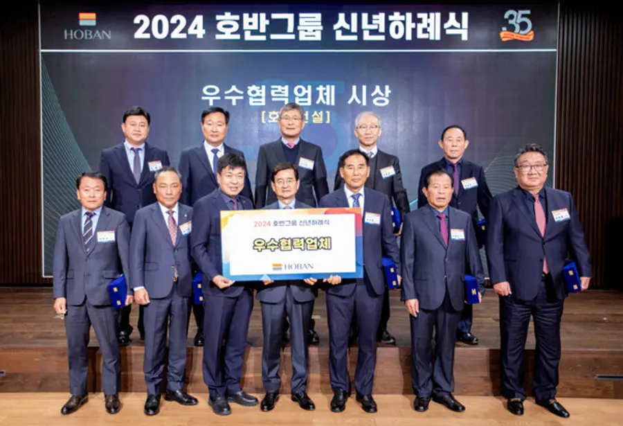 호반그룹 김선규 회장(앞줄 가운데)이 건설계열 우수 협력업체 대표들과 기념촬영을 하고 있다. (사진제공. 호반건설)