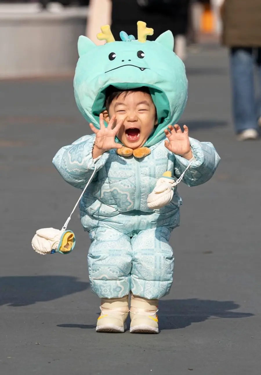 조아용 캐릭터 모자를 쓰고 즐거워 하는 어린이 모습