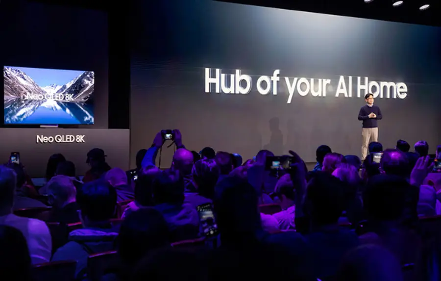  * 미국 라스베이거스에서 열리는 세계 최대 전자 전시회 'CES 2024' 개막에 앞서 7일(현지시간) 진행된 '삼성 퍼스트 룩 2024(Samsung First Look 2024)' 행사에서 삼성전자 영상디스플레이사업부장 용석우 사장이 발표하고 있는 모습 이 날 행사에는 글로벌 미디어 400여 명이 참석했다.(사진=삼성전자)