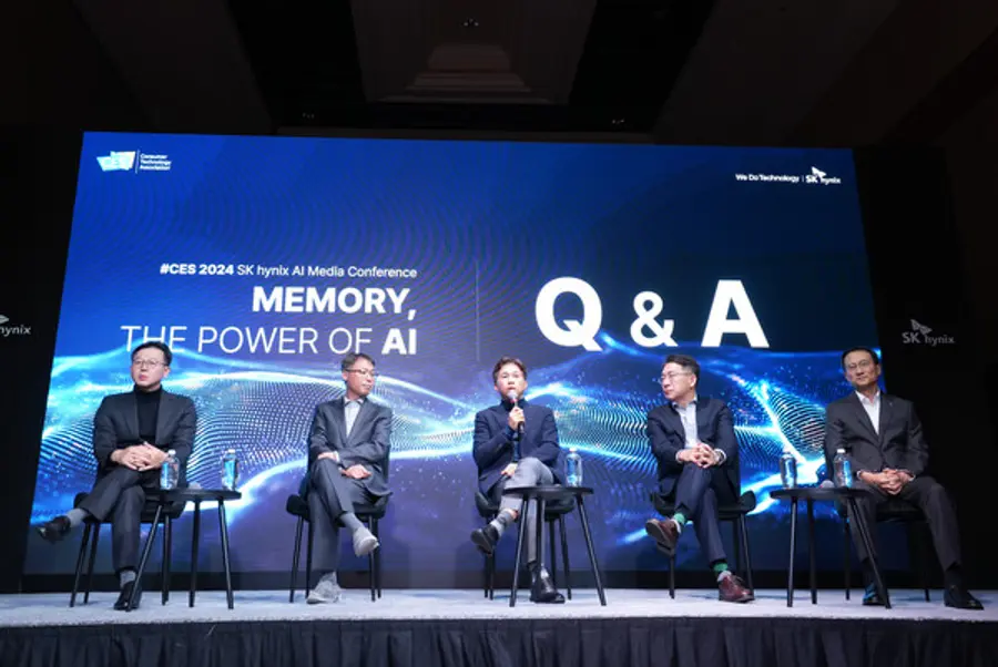 (왼쪽부터) SK하이닉스 김주선 AI 인프라 담당 사장, 김종환 D램 개발 담당 부사장, 곽노정 대표이사 사장, 김영식 제조기술 담당 부사장, 최우진 P&T 담당 부사장