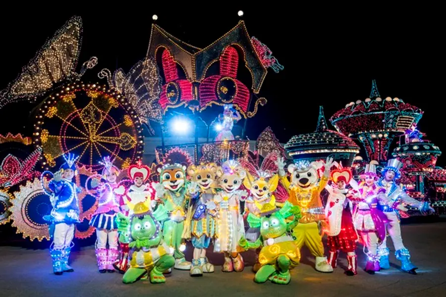 반짝이는 전구로 만든 달빛의상을 입은 요정 캐릭터들이 나오는 '문라이트 포토파티'