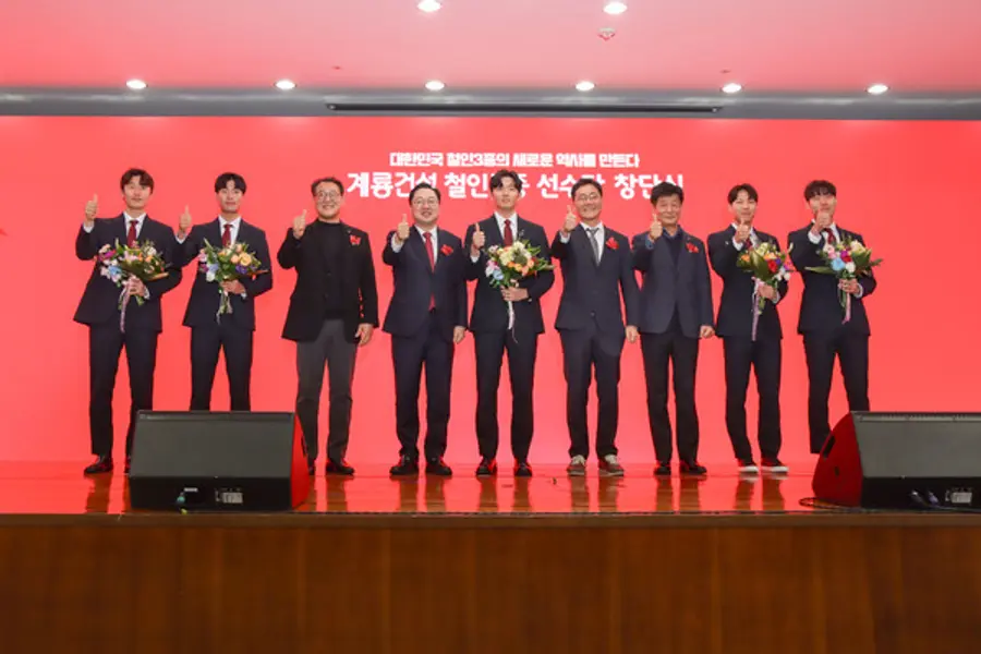 계룡건설이 철인3종 선수단을 창단했다. 왼쪽부터 박상민 선수, 박찬혁 선수, 고선민 대전철인3종협회장, 이장우 대전광역시장, 신성근 감독, 이승찬 계룡건설 회장, 민병직 대전시체육회 사무처장, 최규서 선수, 권민호 선수 (사진제공. 계룡건설)