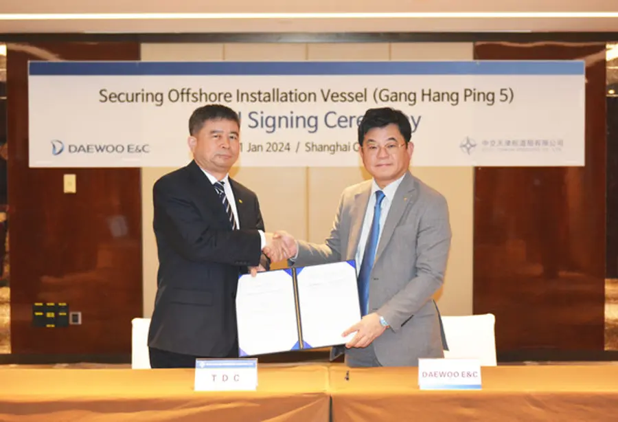 대우건설 김용해 토목사업본부장(오른쪽)과 중국국영기업인 “CCCC Tianjin Dredging China” 조광타오 대표이사가 31일 '강항핑 5호' 국내독점사용을 위한 업무협약을 체결했다. (사진제공. 대우건설)