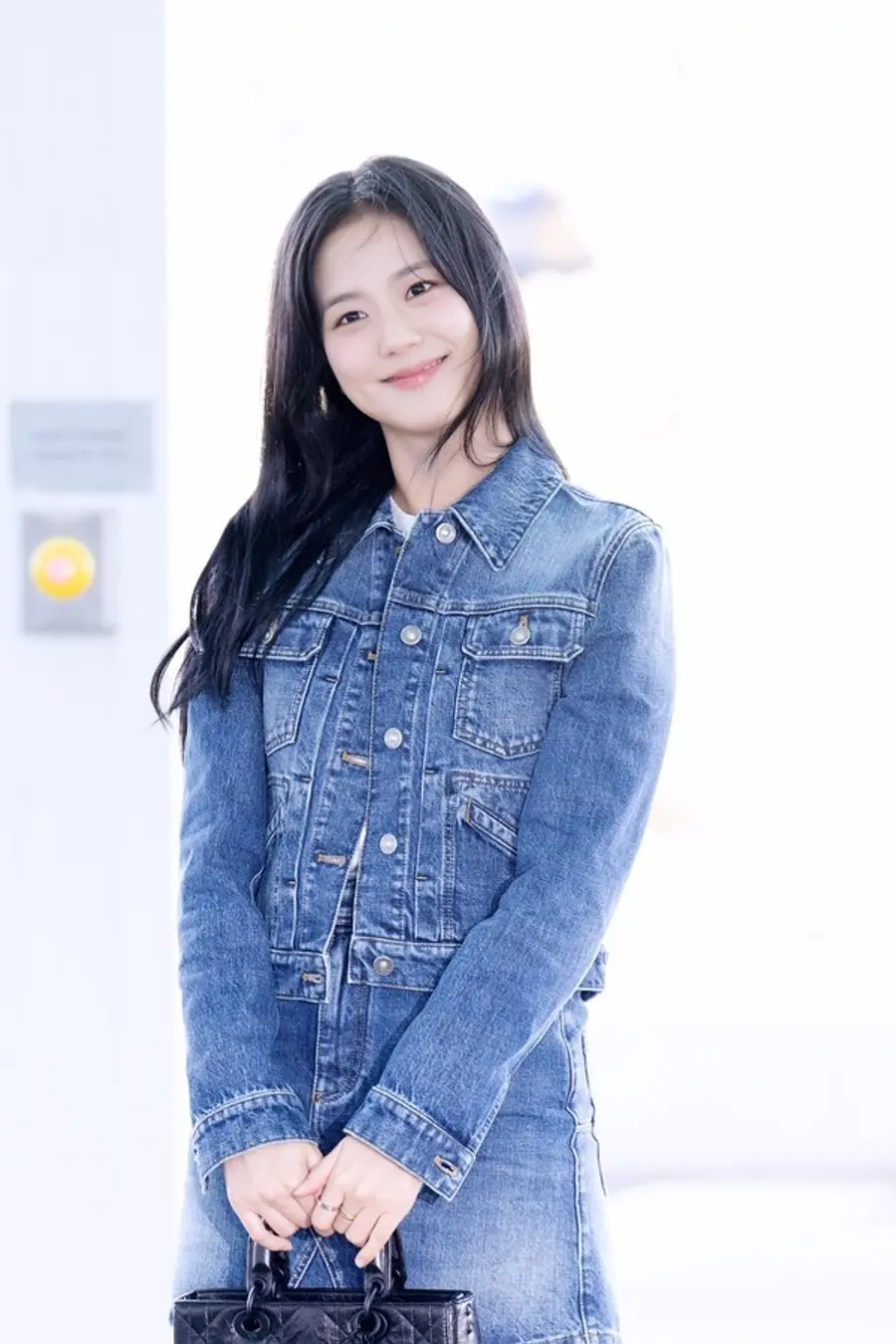 블랙핑크 지수의 청청 공항패션 (사진제공. 디올)