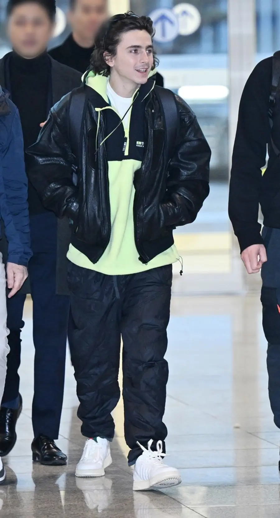 구찌 리-웹 스니커즈를 착용하고 출국하는 티모시 샬라메 (사진 제공: 구찌)