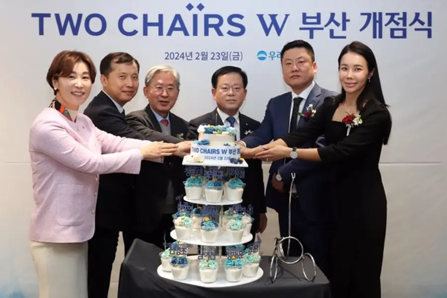 왼쪽부터 박은주 우리은행 지점장, 김호진 KNN 전무, 정흥태 인당의료재단 이사장, 조병규 우리은행 은행장, 우정철 금양상선 부사장, 김도연 고객이 지난 2월 23일 투체어스 W 부산 개점식에서 케이크를 커팅했다. [출처: 우리은행]