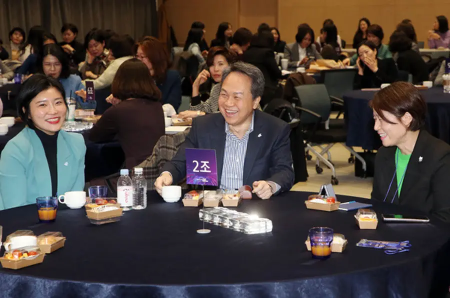 진옥동 회장이 쉬어로즈 여성 리더들과 담소를 나누고 있다. [출처: 신한금융그룹]