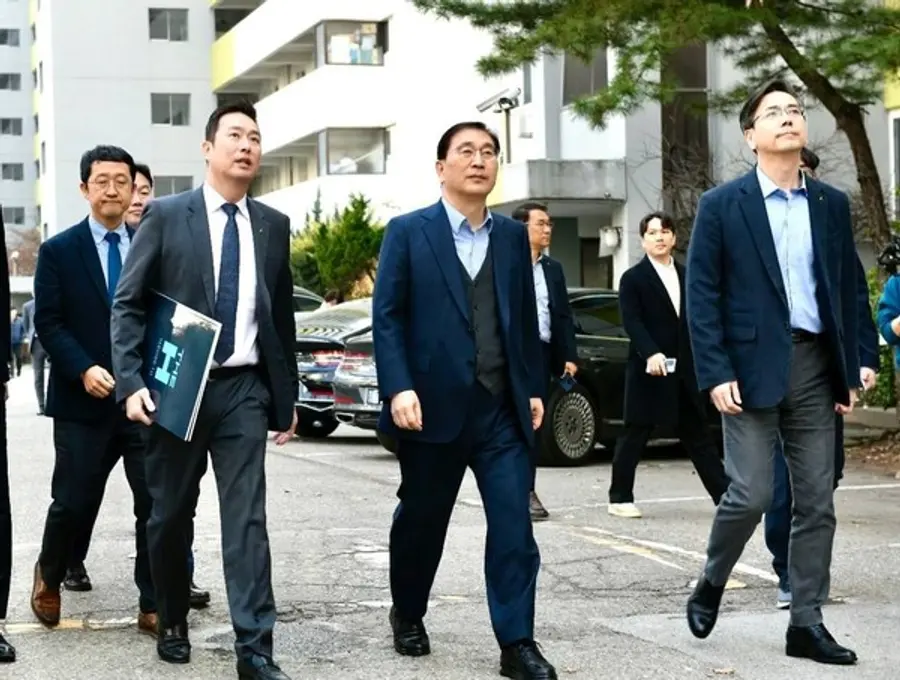 윤영준 현대건설 대표이사(앞줄 오른쪽 2번째)와 이한우 현대건설 주택사업본부장이 여의도 한양아파트 재건축정비사업 현장을 방문해 사업지를 둘러보고 있다. (사진제공. 현대건설)