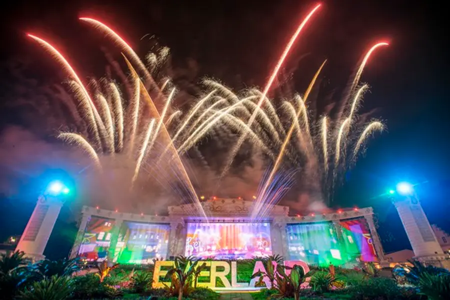 에버랜드의 밤하늘을 화려하게 수놓는 멀티미디어 불꽃쇼 '에버토피아'