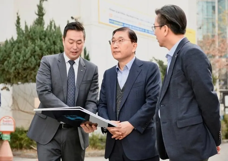 윤영준 현대건설 대표이사(가운데)가 13일 여의도 한양아파트 재건축정비사업 현장을 방문해 설명을 듣고 있다.(사진제공. 현대건설)