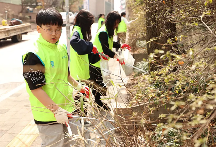 하나금융그룹 임직원과 가족 100여 명이 지난 23일 명동 인근에서 쓰레기를 줍는 환경보호운동 줍깅으로 봉사를 마무리했다. [출처: 하나금융그룹]