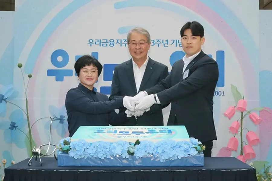 왼쪽부터 ‘우리 가족’ 대표 김인숙 씨, 임종룡 우리금융그룹 회장, 직원 대표 임한규 대리가 기념 떡을 잘랐다. [출처: 우리금융그룹]