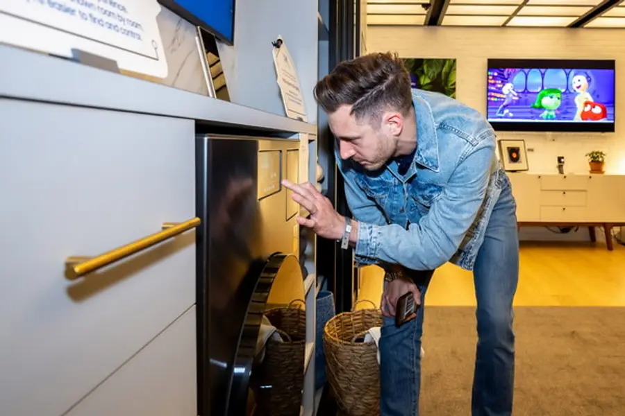 3일(현지시간) 뉴욕 삼성 837에서 열린 삼성전자 '비스포크 AI 미디어데이'에서 참석자들이 비스포크 AI 신제품을 살펴보고 있다.