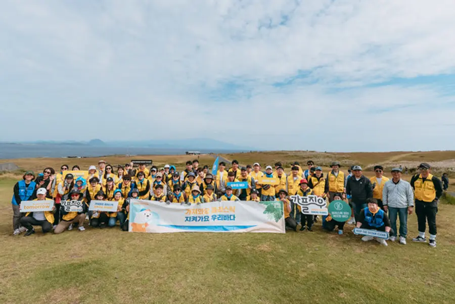 이마트 임직원들이 마라도에서 '가플지우' 캠페인 일환으로 해안정화활동을 진행한 모습 (사진제공. 이마트)